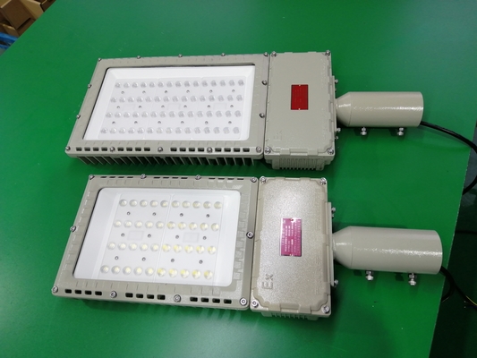 Außenexplosionssichere Solarstraßenleuchte Ip66 100w 200w Led-Flutlicht Effizienz 130lm/w Mit fünfjähriger Garantie