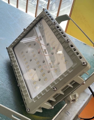 Wasserdichter 240W explosionsgeschützter LED-Flutlichtstrahler für den Außenbereich IP66 ATEX IECEx Industriebeleuchtung für Gefahrenbereiche