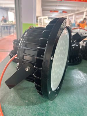 Effiziente 120lm/W explosionsgeschützte LED-Hallenstrahler für gefährliche Umgebungen 100W/200W MOQ 1 Set